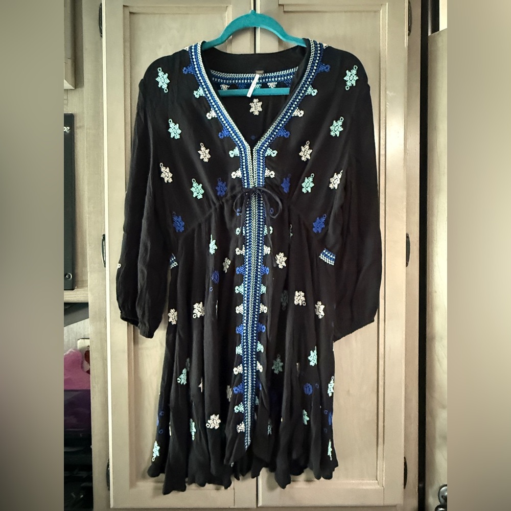 Free People size small Bohemian Tunic w/ Blue/White Embroidery, good condition